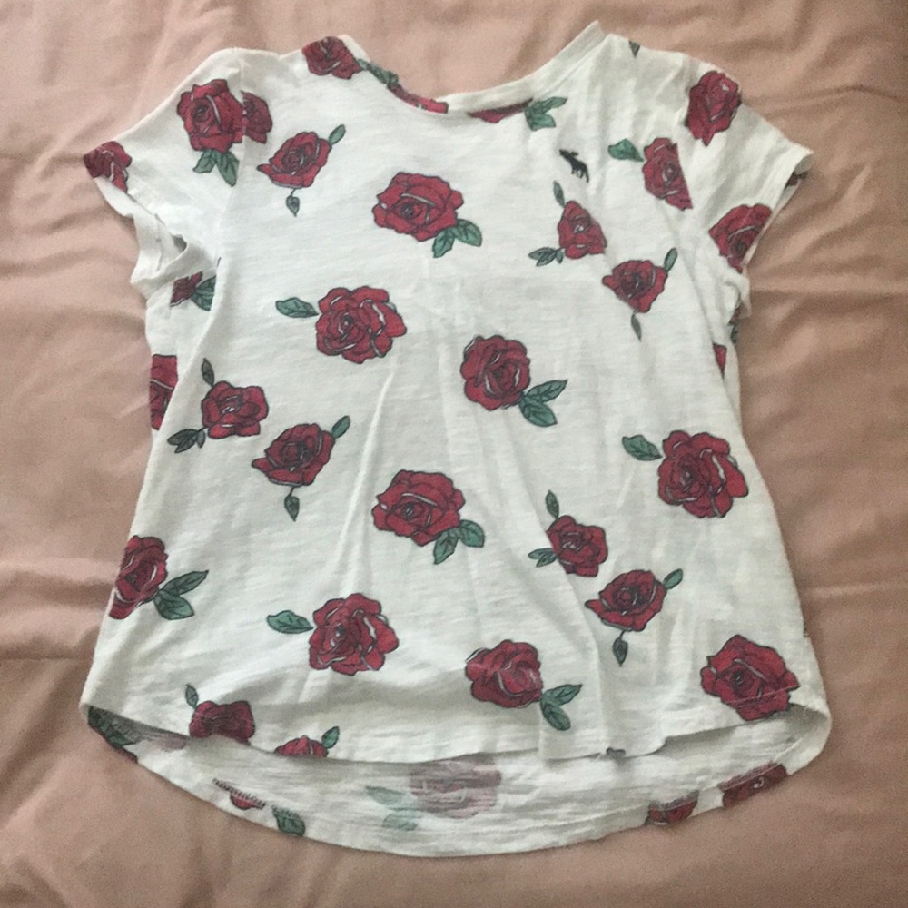 White tee with roses